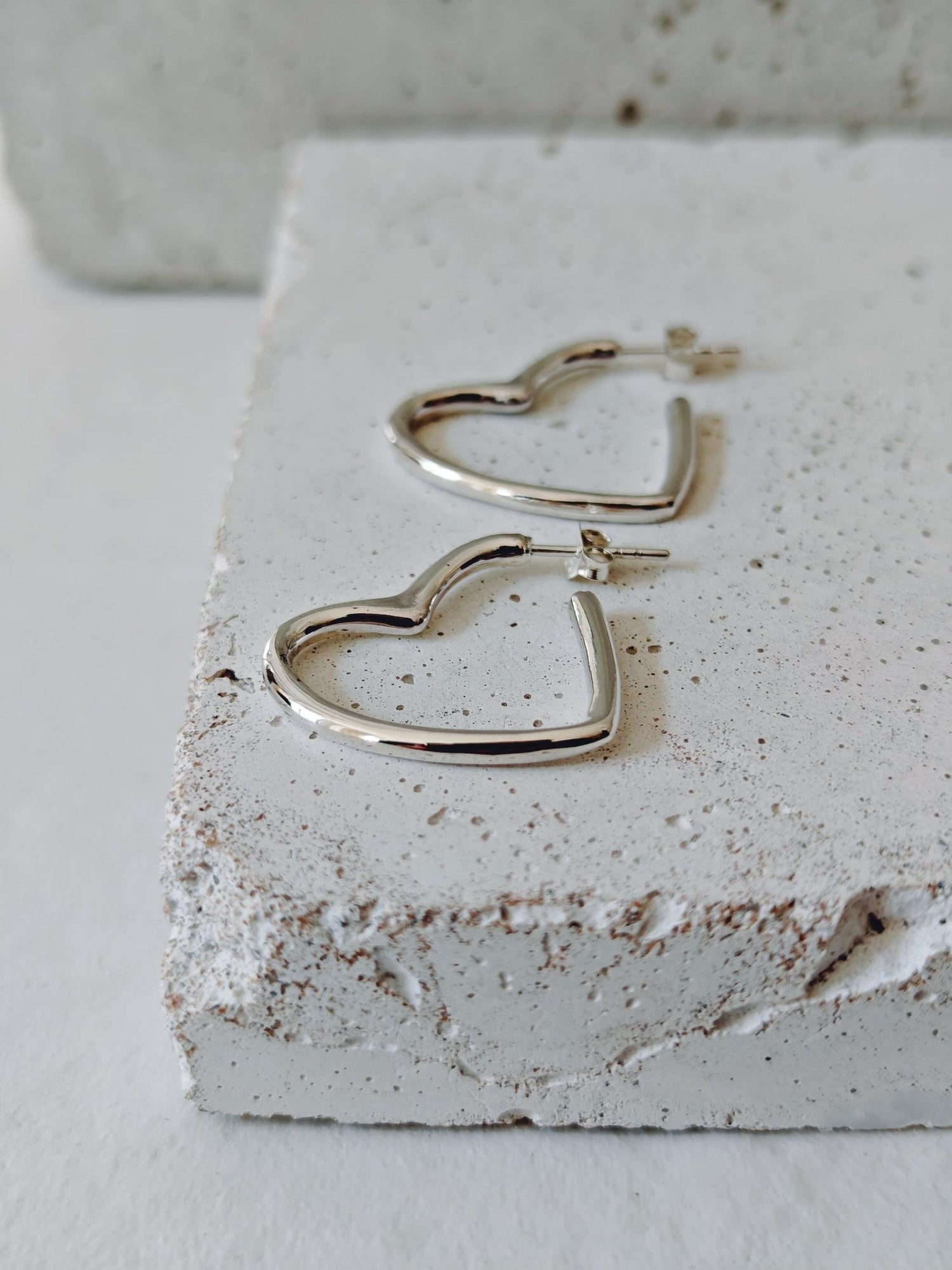 Herz Ohrstecker Creolen aus 925 Silber, Minimal Heart Hoop, Love Ohrringe herzförmig - CocosyBerlin