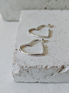 Herz Ohrstecker Creolen aus 925 Silber, Minimal Heart Hoop, Love Ohrringe herzförmig - CocosyBerlin