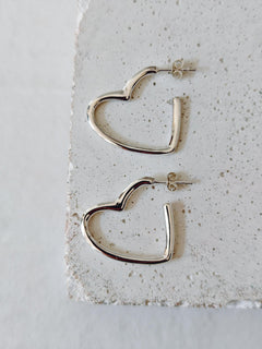 Herz Ohrstecker Creolen aus 925 Silber, Minimal Heart Hoop, Love Ohrringe herzförmig - CocosyBerlin