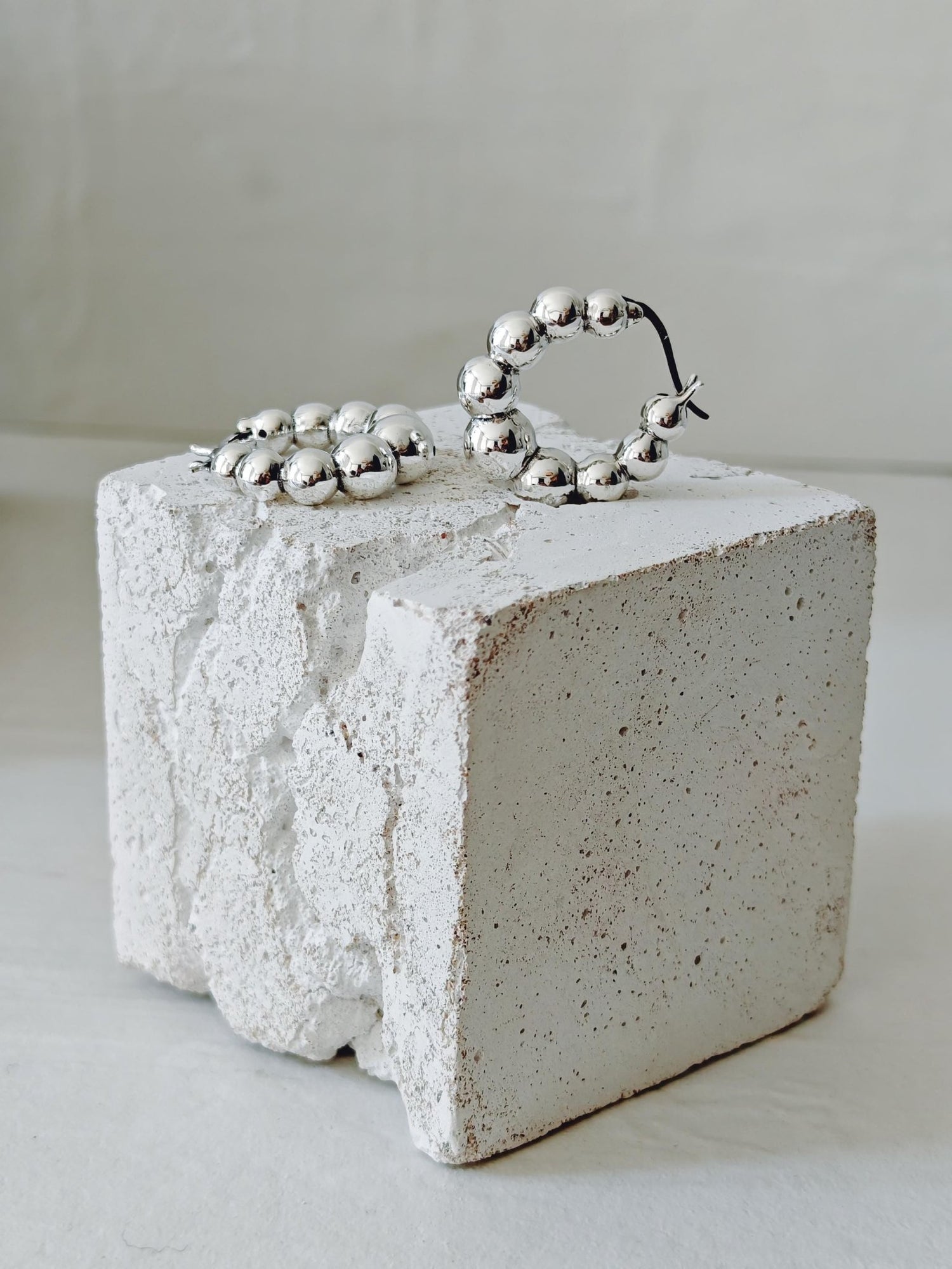 Bubble Ohrringe aus 925 Silber, Kugel Statement Creolen, Chunky Perlen Hoops - CocosyBerlin