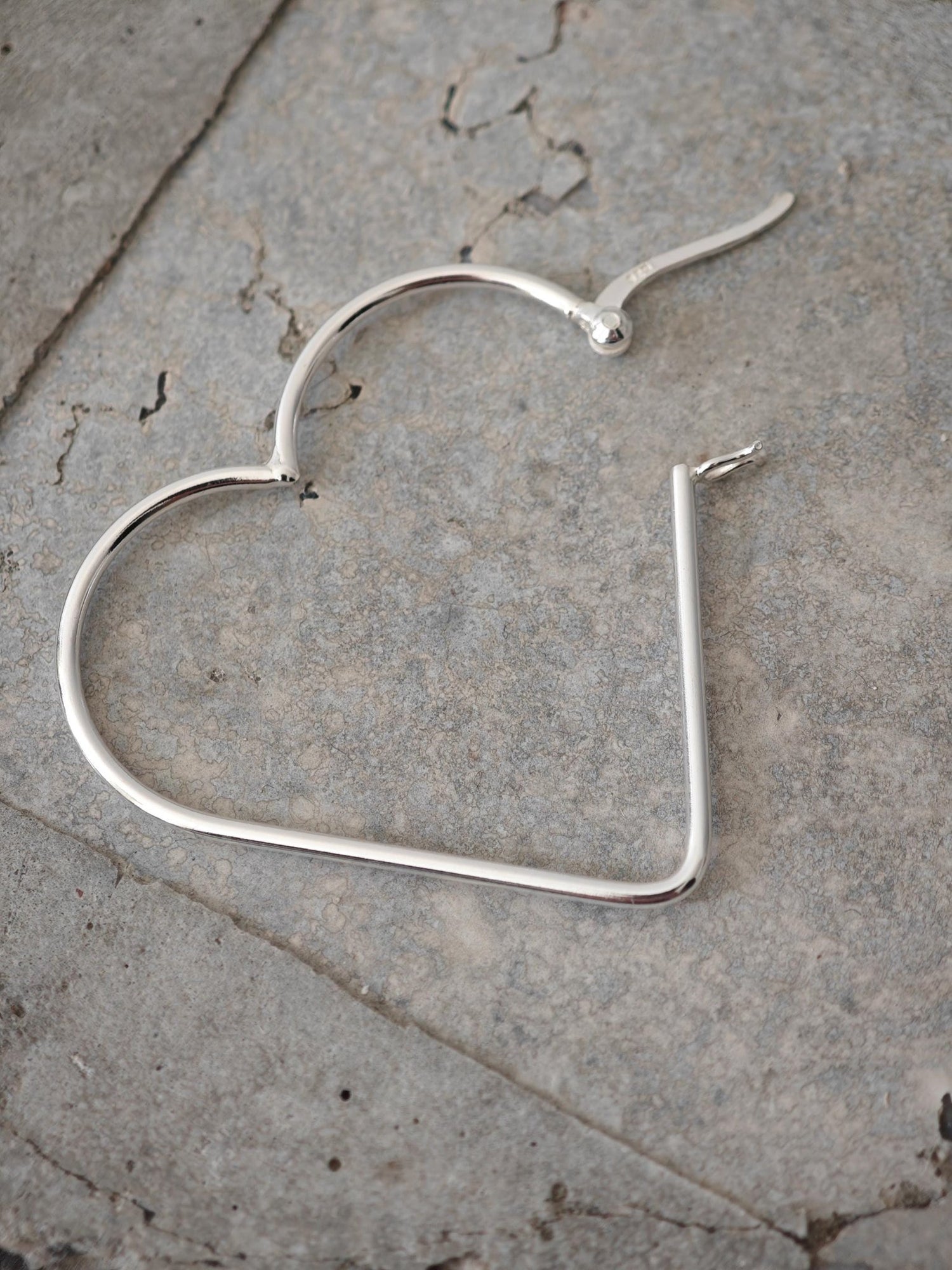 Herz Creolen aus 925 Silber, Minimal Heart Hoop, Love Ohrringe herzförmig - CocosyBerlin