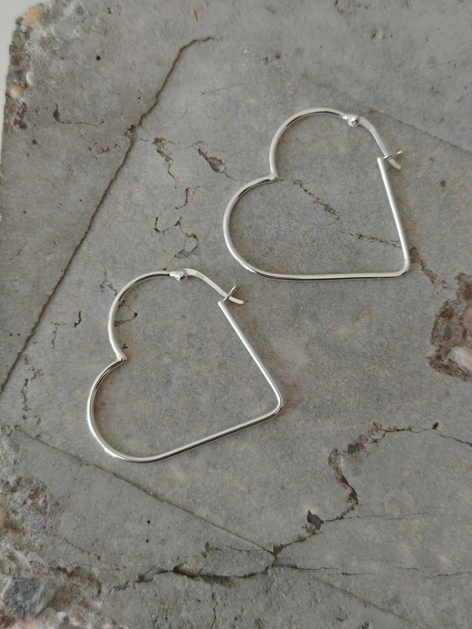 Herz Creolen aus 925 Silber, Minimal Heart Hoop, Love Ohrringe herzförmig - CocosyBerlin