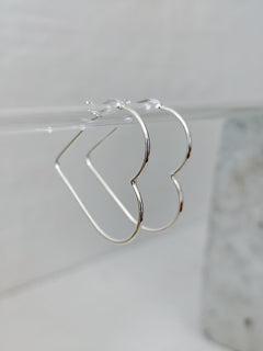 Herz Creolen aus 925 Silber, Minimal Heart Hoop, Love Ohrringe herzförmig - CocosyBerlin
