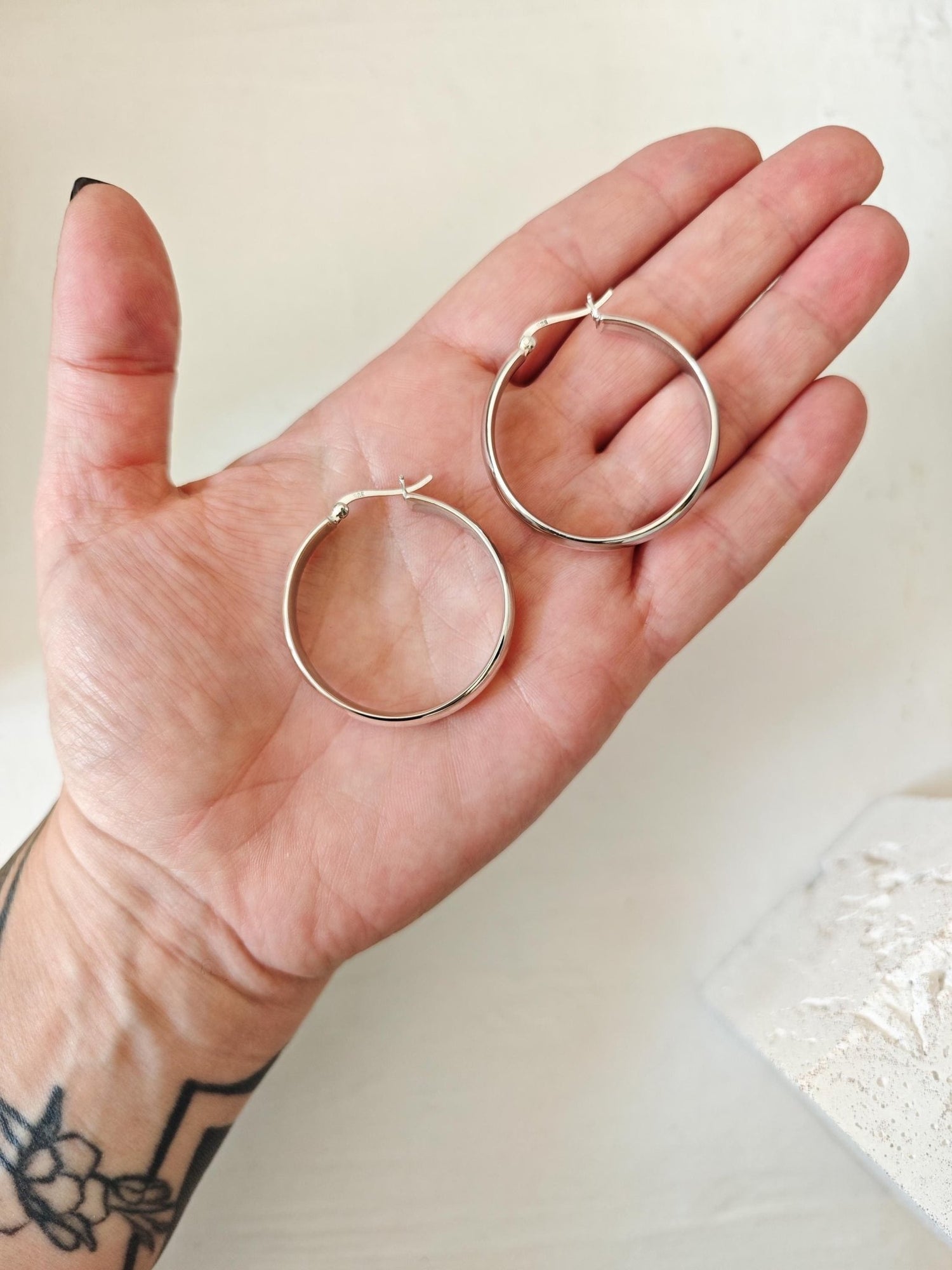 Große Creolen aus Silber 925, Breite gewölbte Ohrringe, Minimal Statement Oversized Hoops - CocosyBerlin