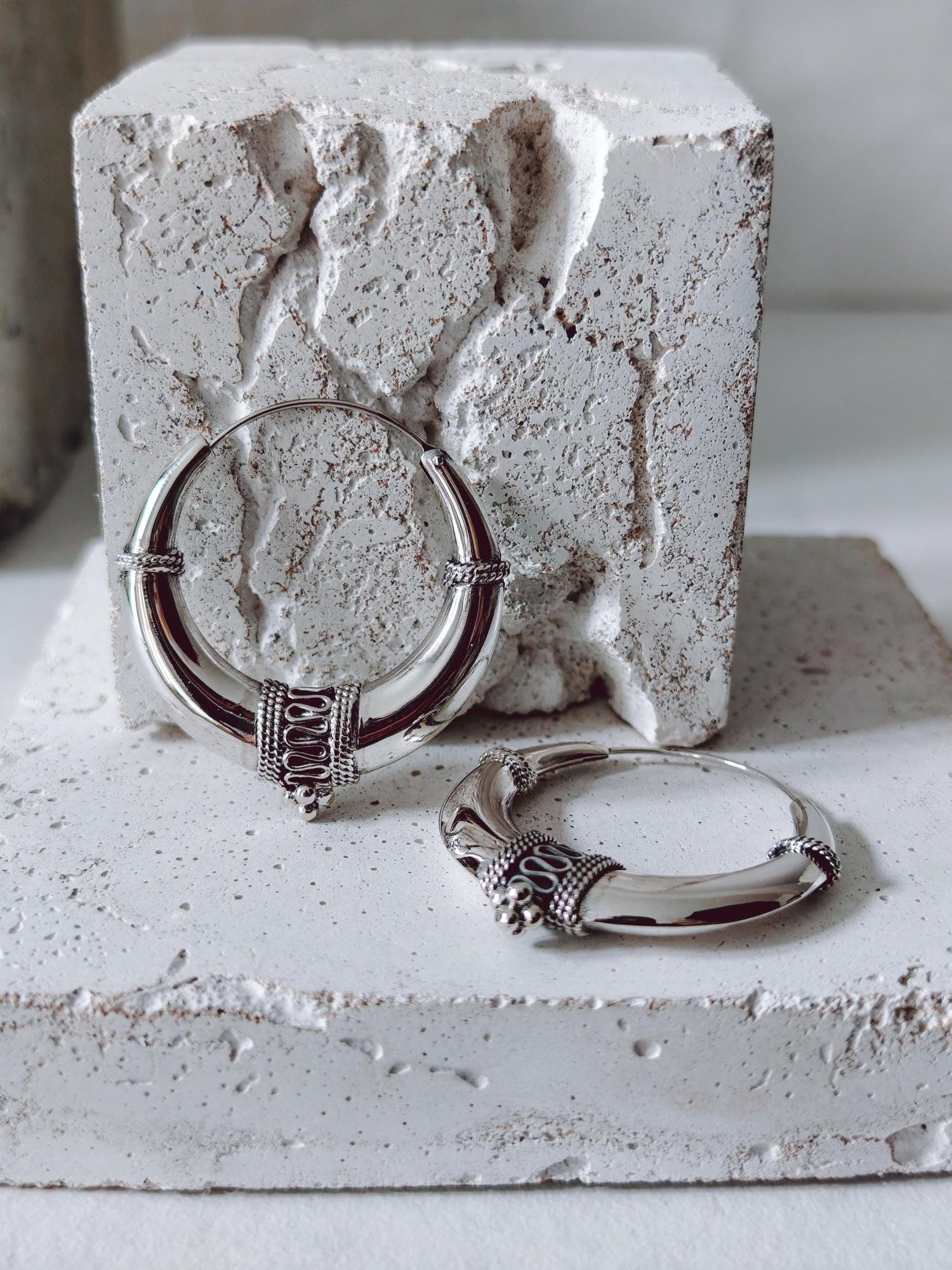 Boho Halbmond Creolen aus 925 Silber, Chunky Sterling Silber Hoop Ohrringe 40 mm, Ethno breite Creolen - CocosyBerlin