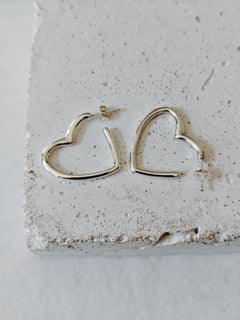 Herz Ohrstecker Creolen aus 925 Silber, Minimal Heart Hoop, Love Ohrringe herzförmig - CocosyBerlin