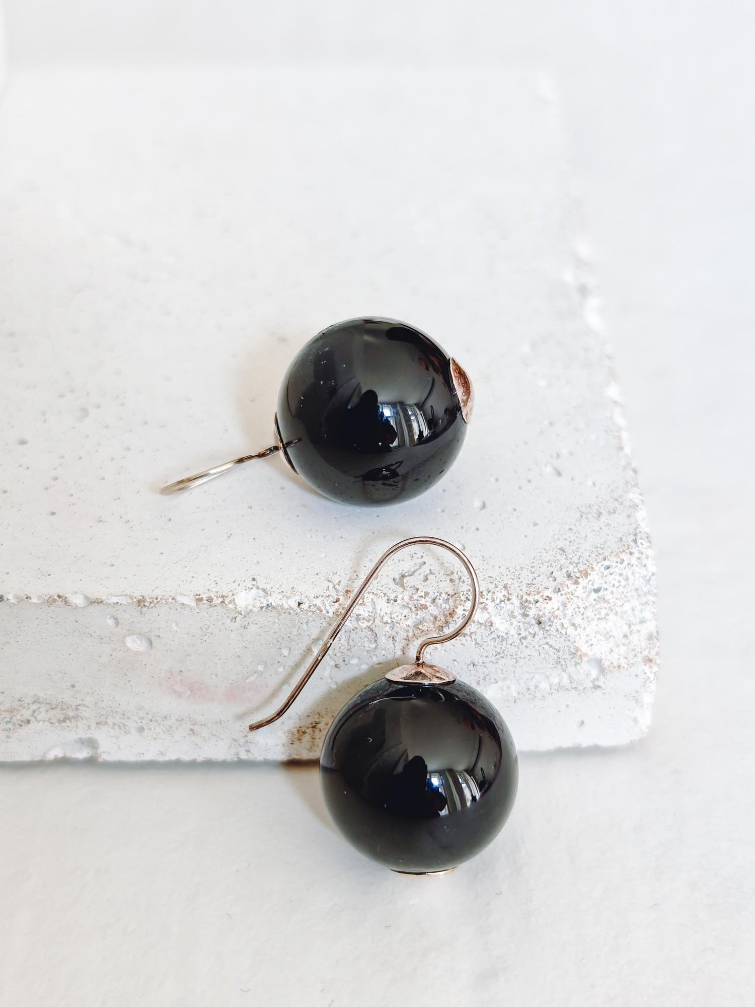 Ohrhänger aus Onyx und 925 Silber, Kugelohrringe, Edelstein Perlen Ohrringe schwarz, Minimal Dark Aesthetic - CocosyBerlin