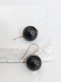 Ohrhänger aus Onyx und 925 Silber, Kugelohrringe, Edelstein Perlen Ohrringe schwarz, Minimal Dark Aesthetic - CocosyBerlin
