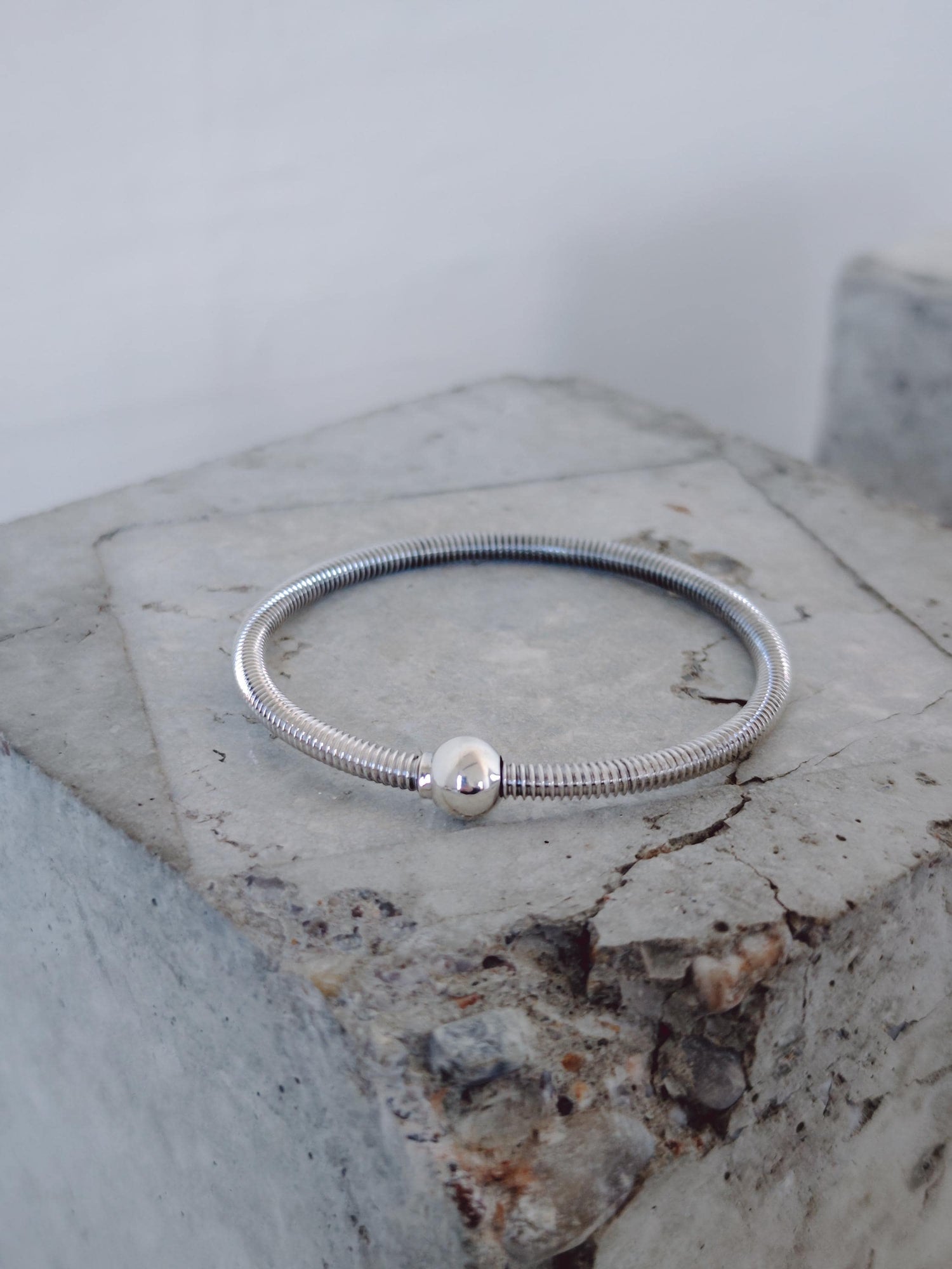 Statement Bali Armreif aus 925 Silber, Minimalistischer massiver Armreif, Kugelverschluß - CocosyBerlin
