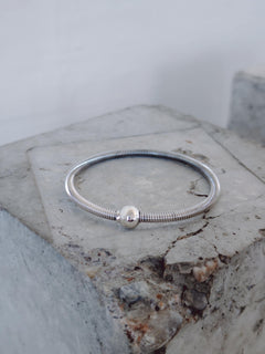 Statement Bali Armreif aus 925 Silber, Minimalistischer massiver Armreif, Kugelverschluß - CocosyBerlin