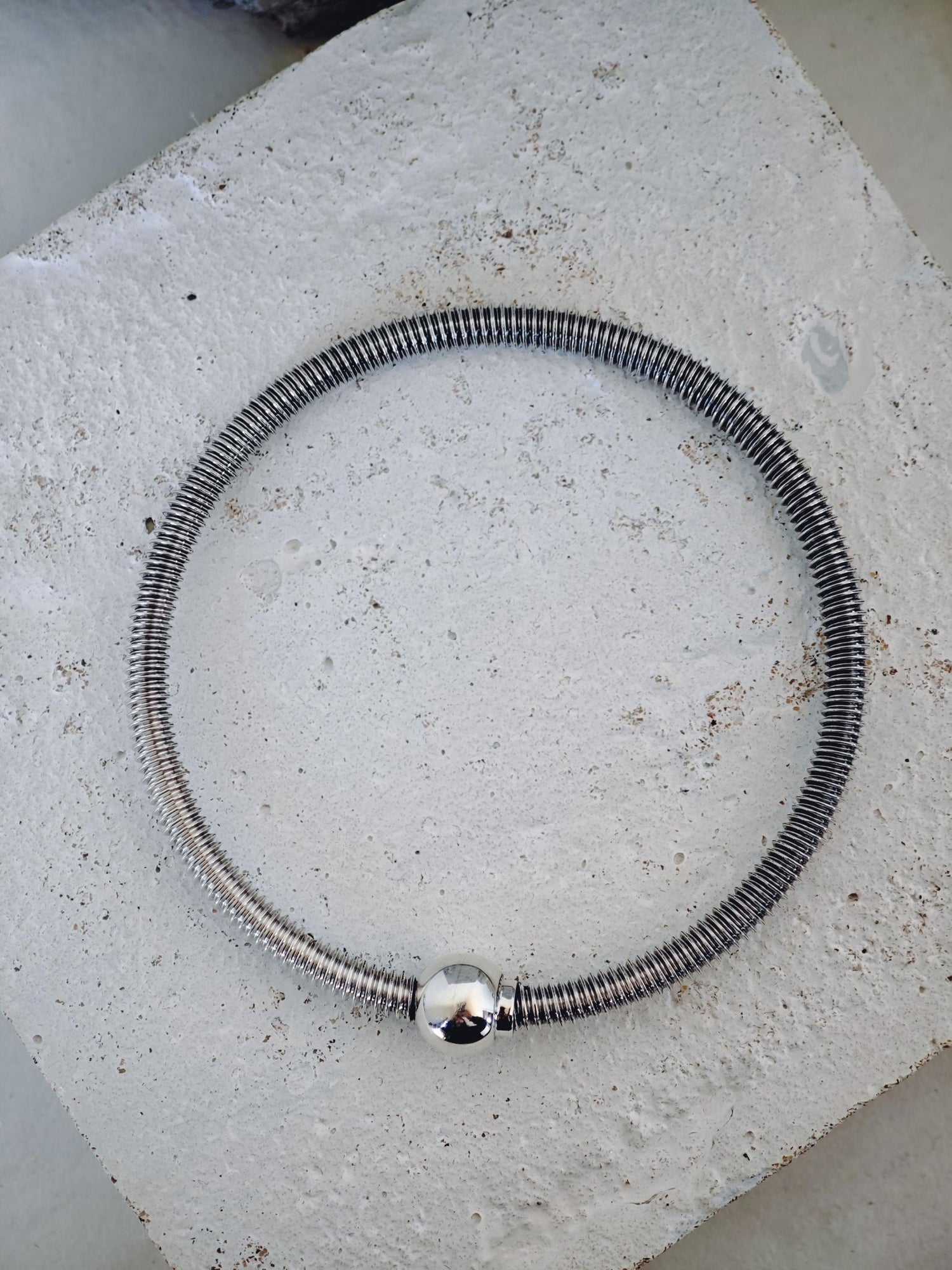 Statement Bali Armreif aus 925 Silber, Minimalistischer massiver Armreif, Kugelverschluß - CocosyBerlin