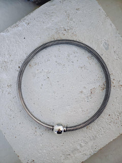 Statement Bali Armreif aus 925 Silber, Minimalistischer massiver Armreif, Kugelverschluß - CocosyBerlin