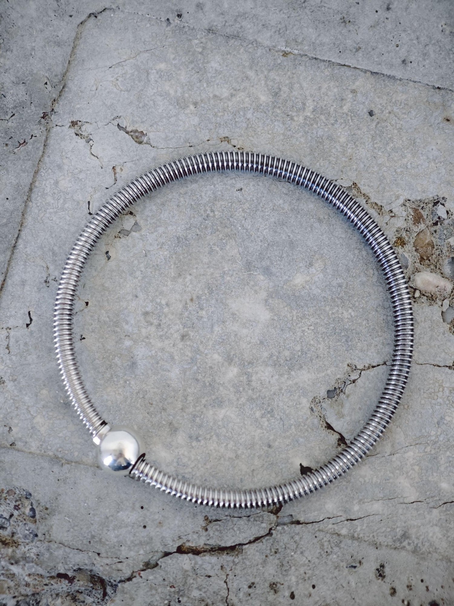 Statement Bali Armreif aus 925 Silber, Minimalistischer massiver Armreif, Kugelverschluß - CocosyBerlin