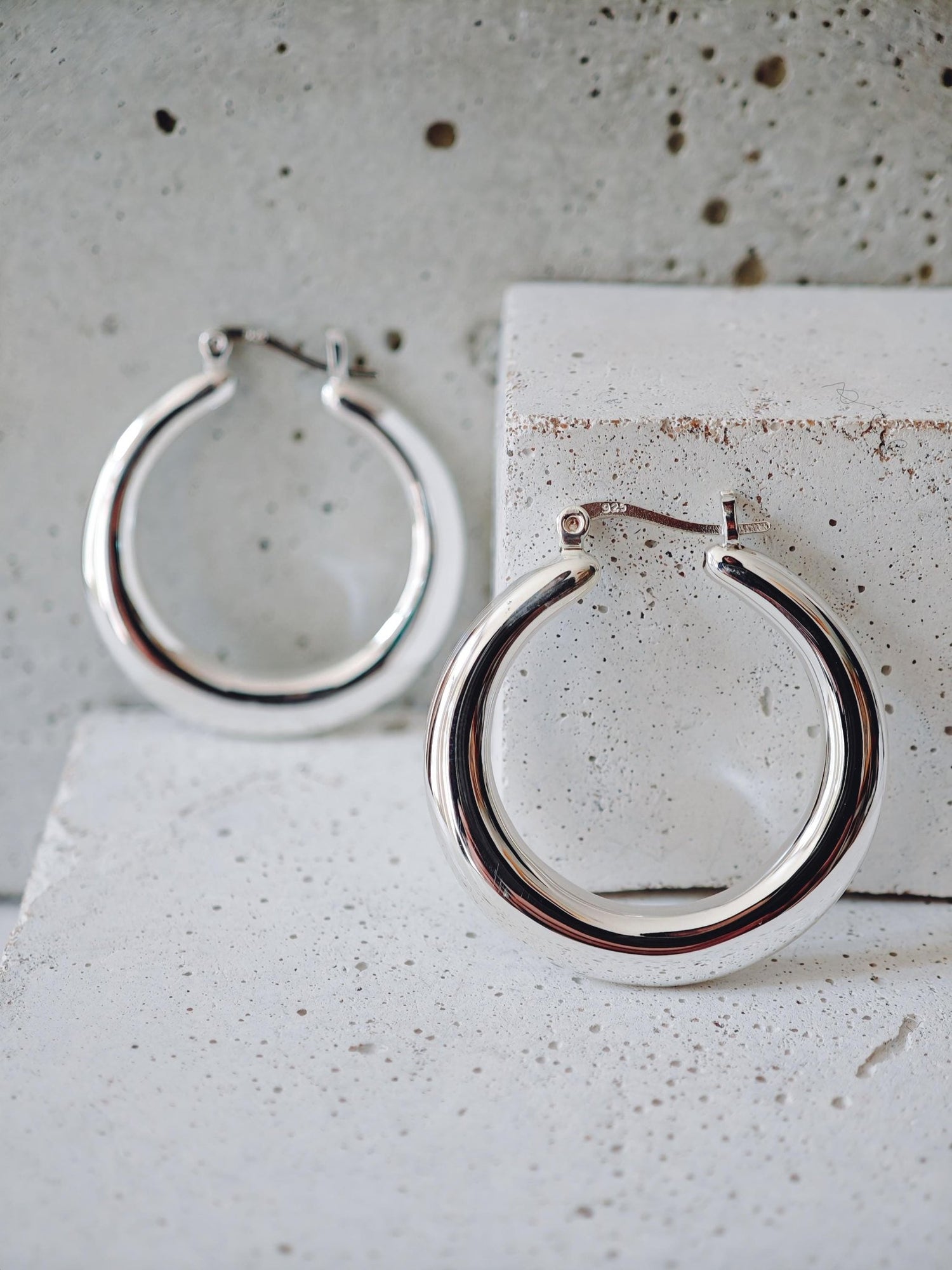 Chunky Creolen aus 925 Silber 34 mm groß, breite Hoop Ohrringe, minimal Statement, Sommer Schmuck - CocosyBerlin