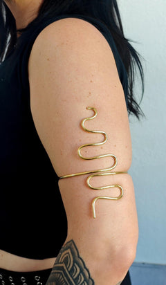 Oberarmreif aus Messing Gold, Boho Armreif Schlange, minimalist Arm Cuff, Statement Armschmuck - CocosyBerlin
