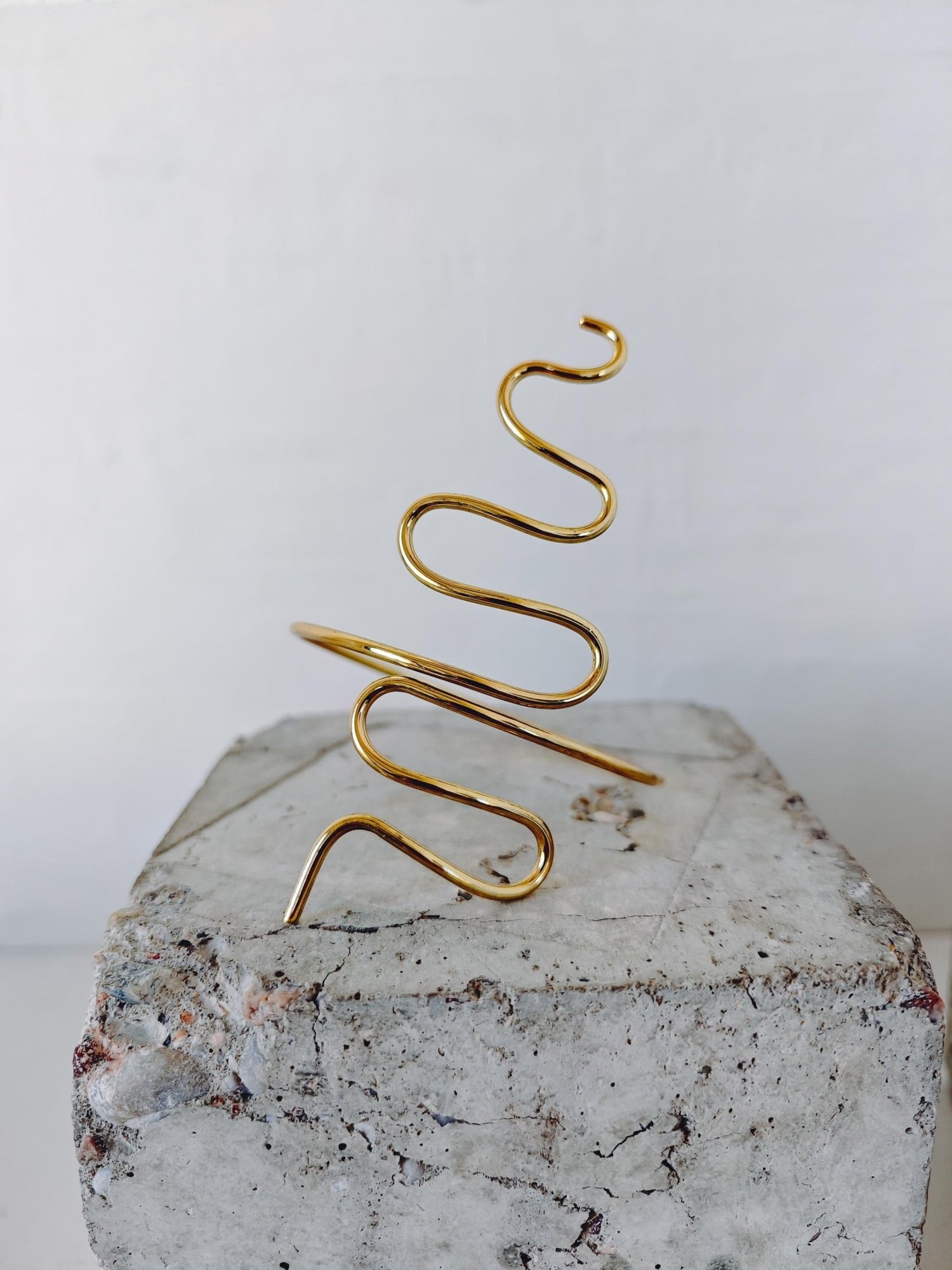 Oberarmreif aus Messing Gold, Boho Armreif Schlange, minimalist Arm Cuff, Statement Armschmuck - CocosyBerlin