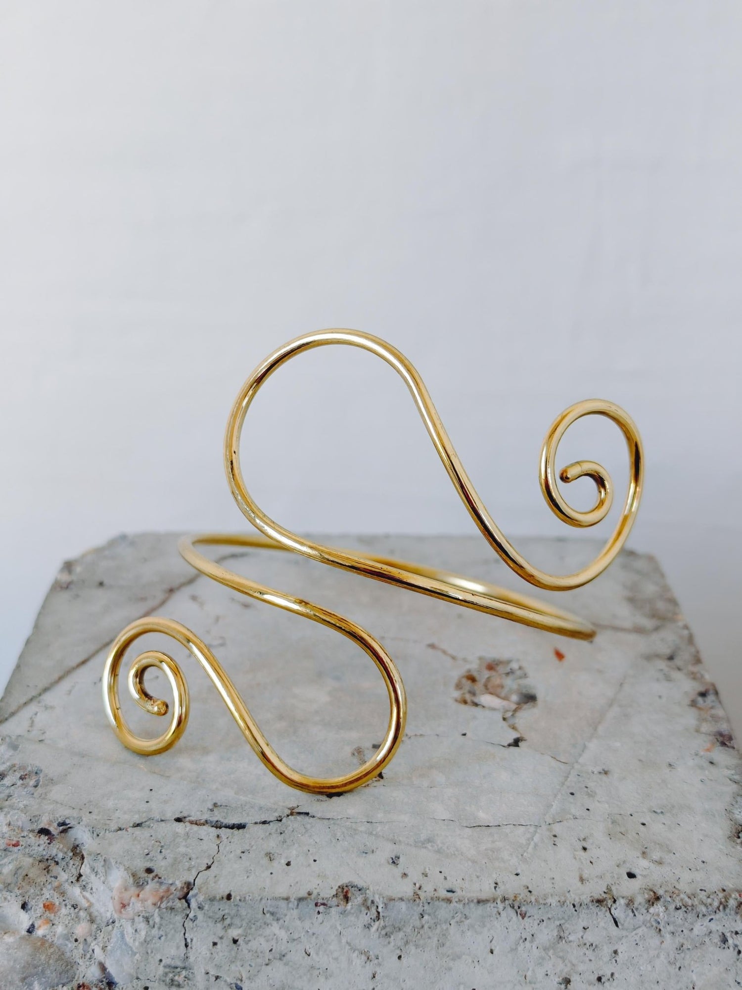 goldener Oberarmreif aus Messing, Boho Armreif verspielt, Sommer Armschmuck - CocosyBerlin