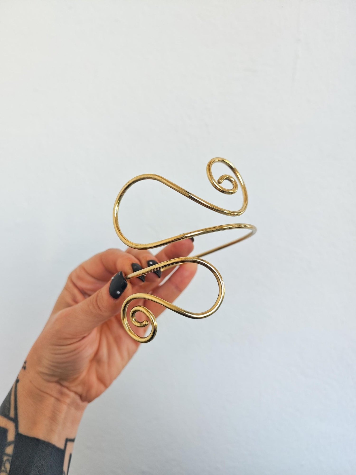 goldener Oberarmreif aus Messing, Boho Armreif verspielt, Sommer Armschmuck - CocosyBerlin