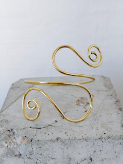 goldener Oberarmreif aus Messing, Boho Armreif verspielt, Sommer Armschmuck - CocosyBerlin