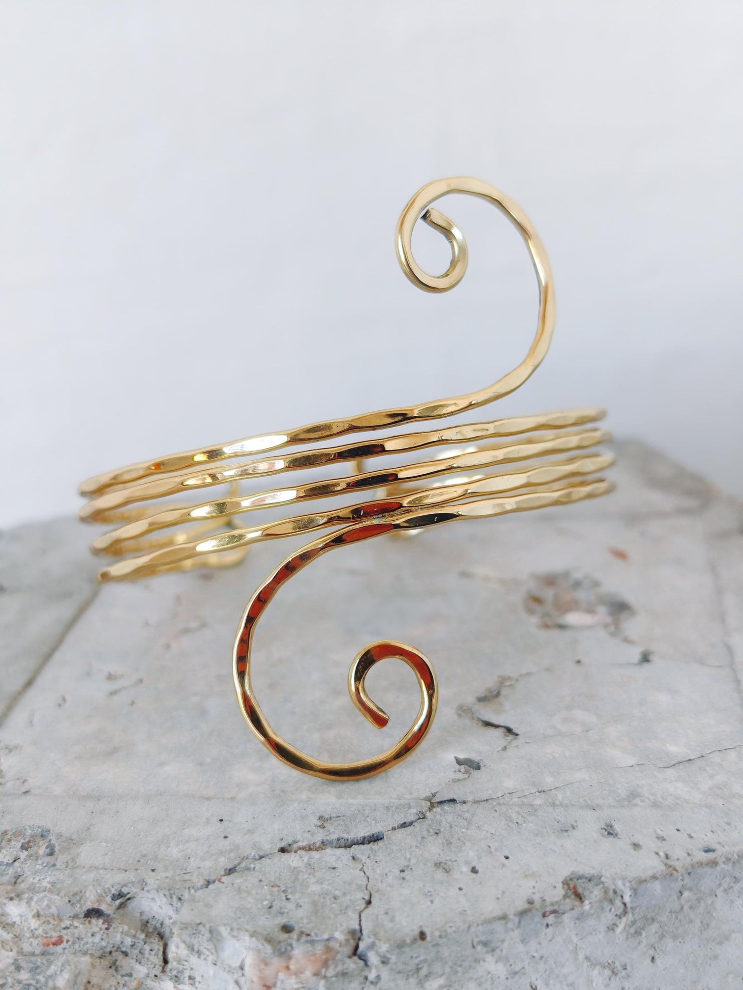 Goldener Oberarmreif aus Messing verstellbar, gehämmert strukturiert, Festival Armschmuck, Hippie Sommer Schmuck - CocosyBerlin
