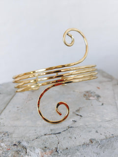 Goldener Oberarmreif aus Messing verstellbar, gehämmert strukturiert, Festival Armschmuck, Hippie Sommer Schmuck - CocosyBerlin