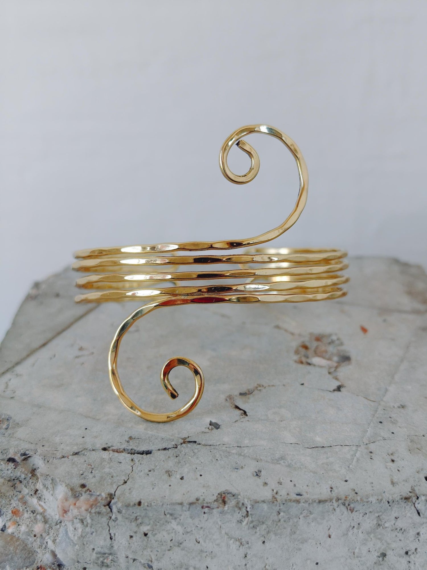 Goldener Oberarmreif aus Messing verstellbar, gehämmert strukturiert, Festival Armschmuck, Hippie Sommer Schmuck - CocosyBerlin
