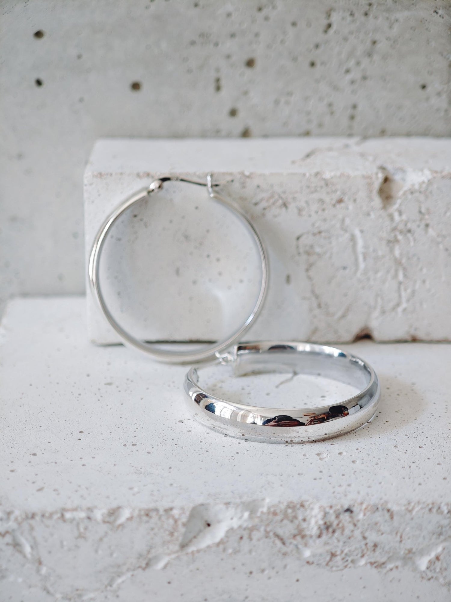 Große Creolen aus Silber 925, Breite gewölbte Ohrringe, Minimal Statement Oversized Hoops - CocosyBerlin