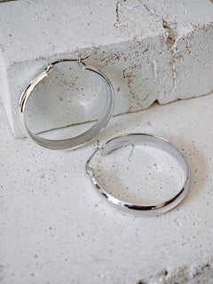 Große Creolen aus Silber 925, Breite gewölbte Ohrringe, Minimal Statement Oversized Hoops - CocosyBerlin