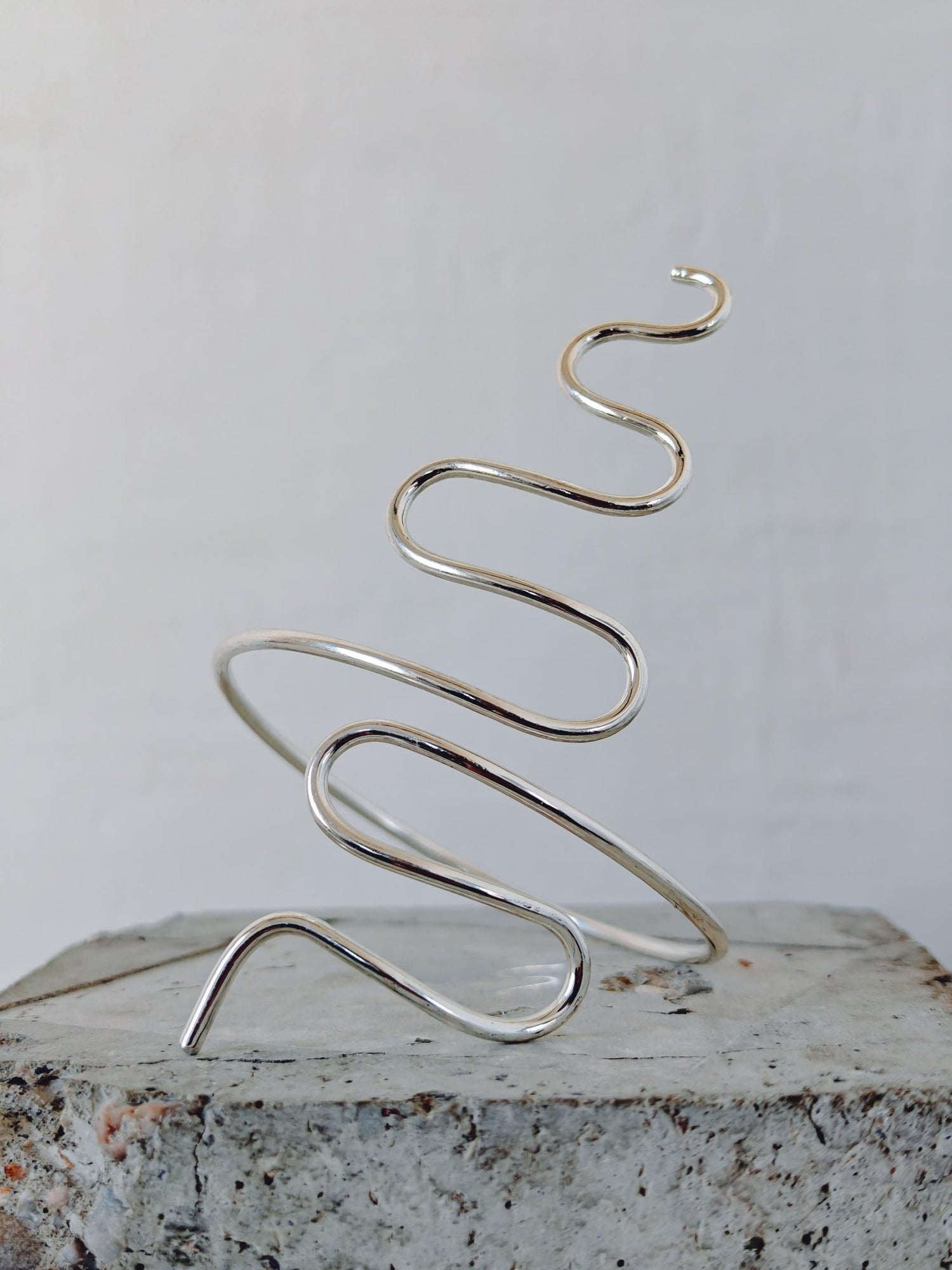 Silberner Oberarmreif aus Messing, versilbert, Boho Armreif Schlange, Statement Armschmuck minimalistisch - CocosyBerlin