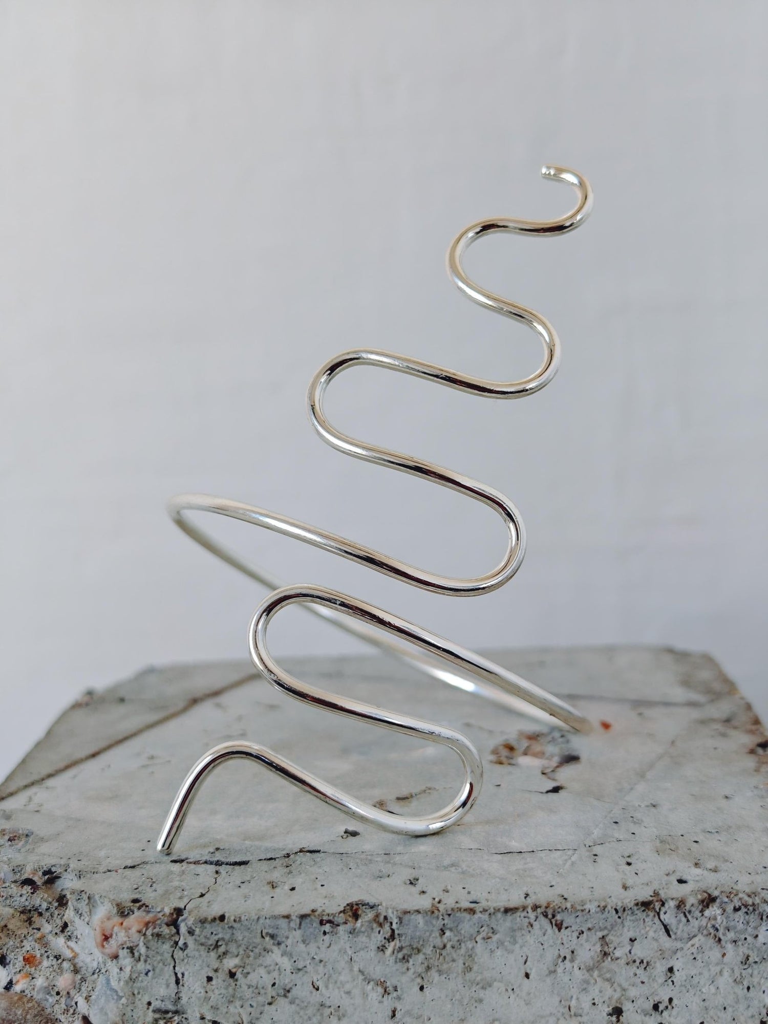 Silberner Oberarmreif aus Messing, versilbert, Boho Armreif Schlange, Statement Armschmuck minimalistisch - CocosyBerlin