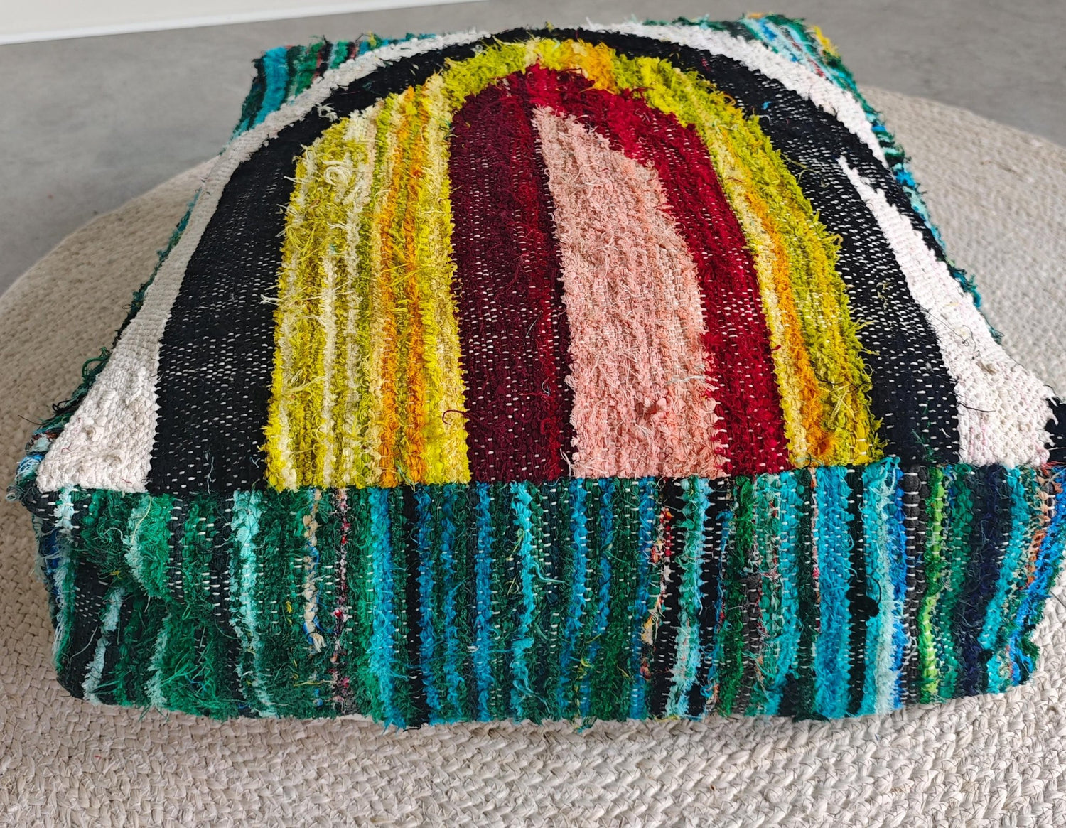Marokkanischer Pouf bunt mit geometrischen Muster, Upcyling Pouf aus Stoffresten, Boho Sitzkissen - CocosyBerlin