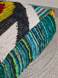 Marokkanischer Pouf bunt mit geometrischen Muster, Upcyling Pouf aus Stoffresten, Boho Sitzkissen - CocosyBerlin