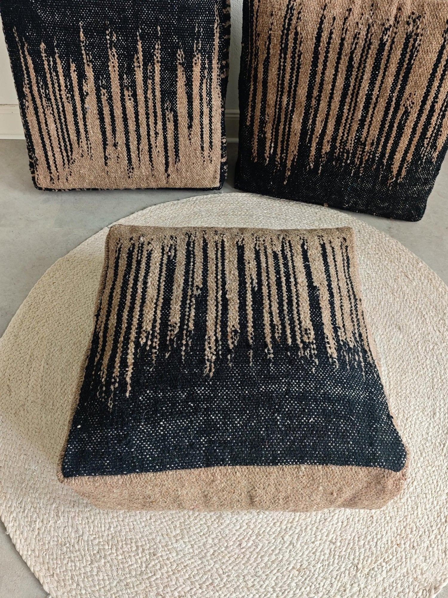 Moderner Pouf Schwarz Natur, Handgemachtes Bodenkissen Marokko, Minimalistisch Boho Interior - CocosyBerlin