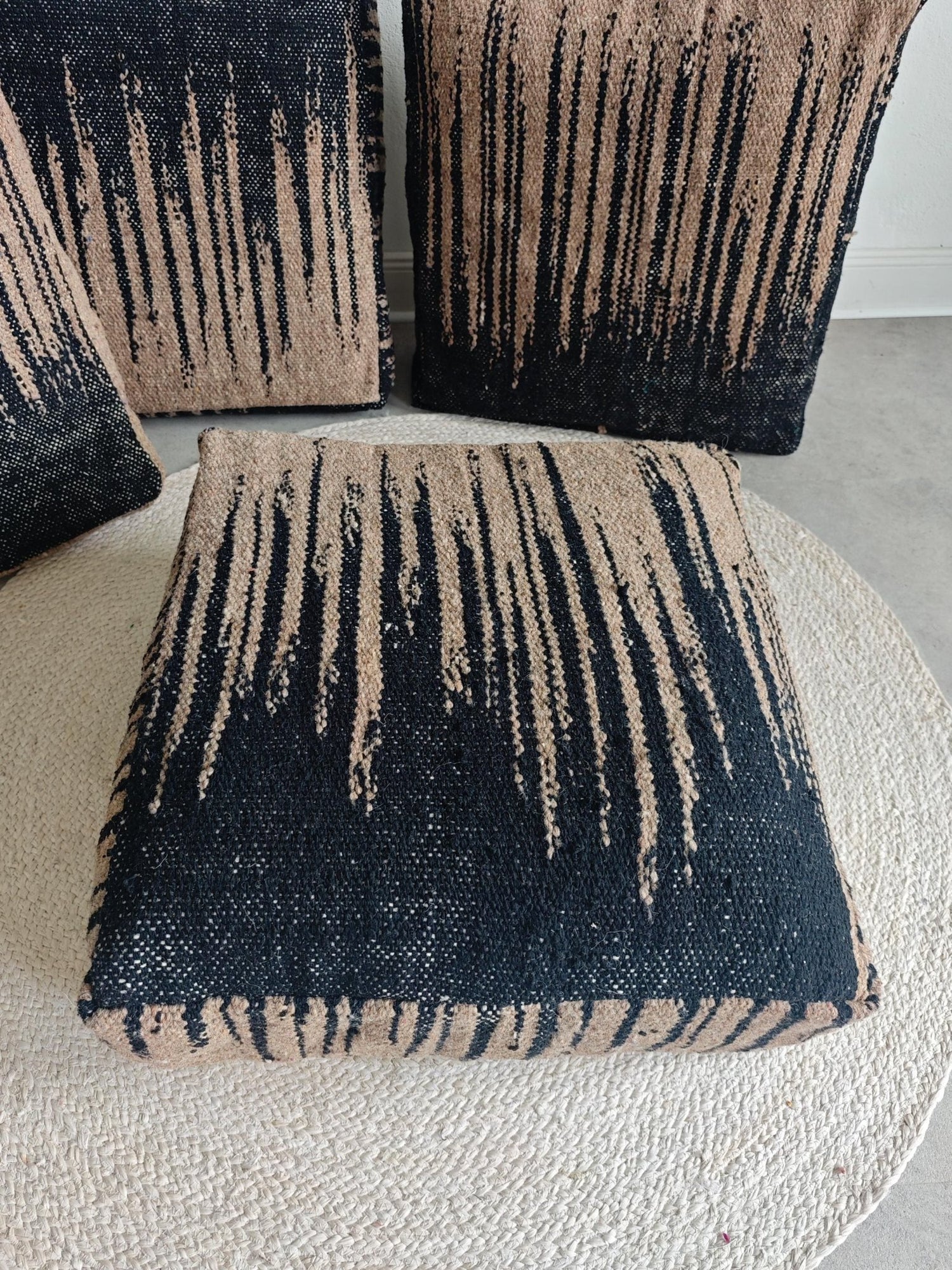 Moderner Pouf Schwarz Natur, Handgemachtes Bodenkissen Marokko, Minimalistisch Boho Interior - CocosyBerlin