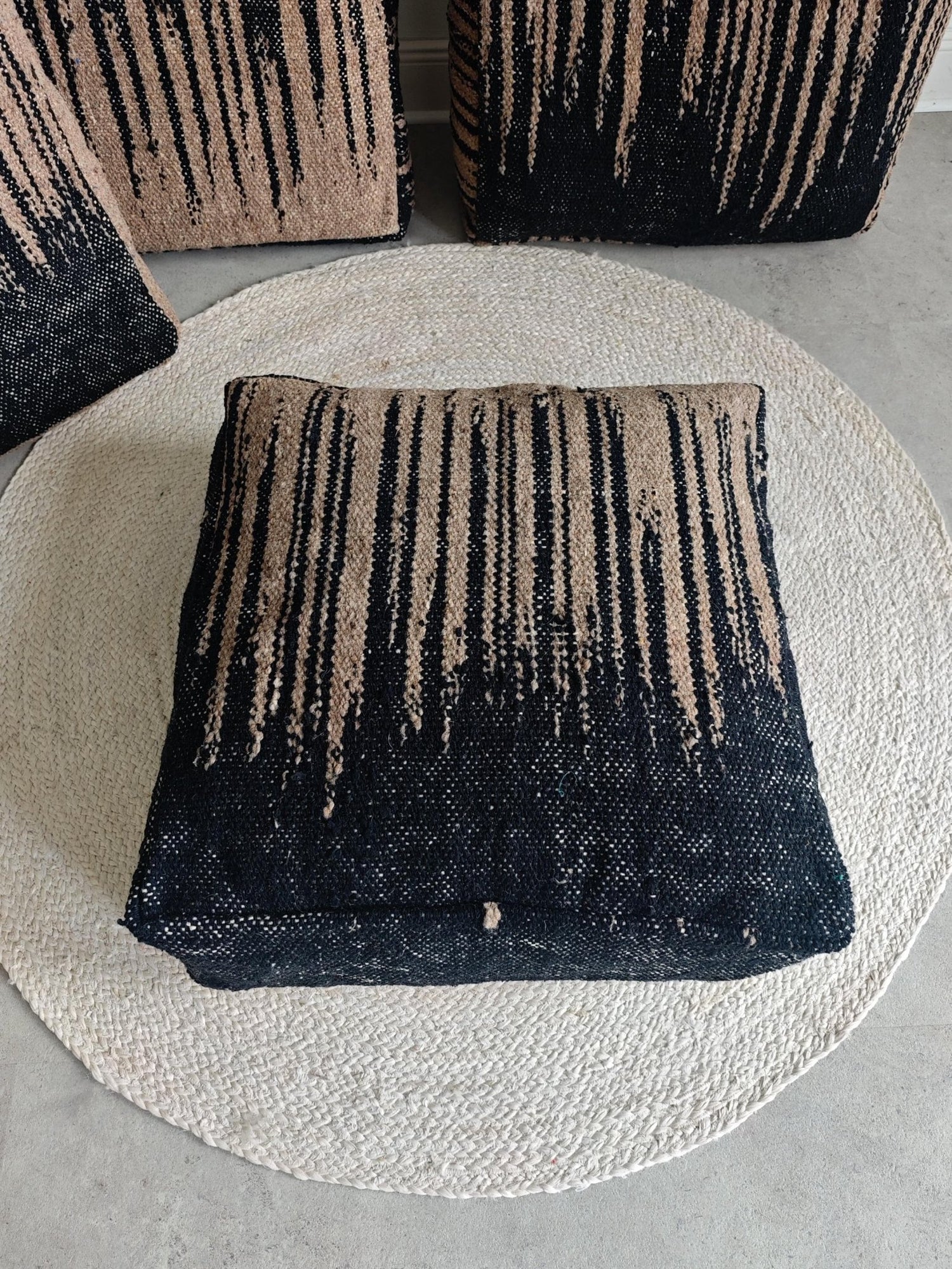 Moderner Pouf Schwarz Natur, Handgemachtes Bodenkissen Marokko, Minimalistisch Boho Interior - CocosyBerlin