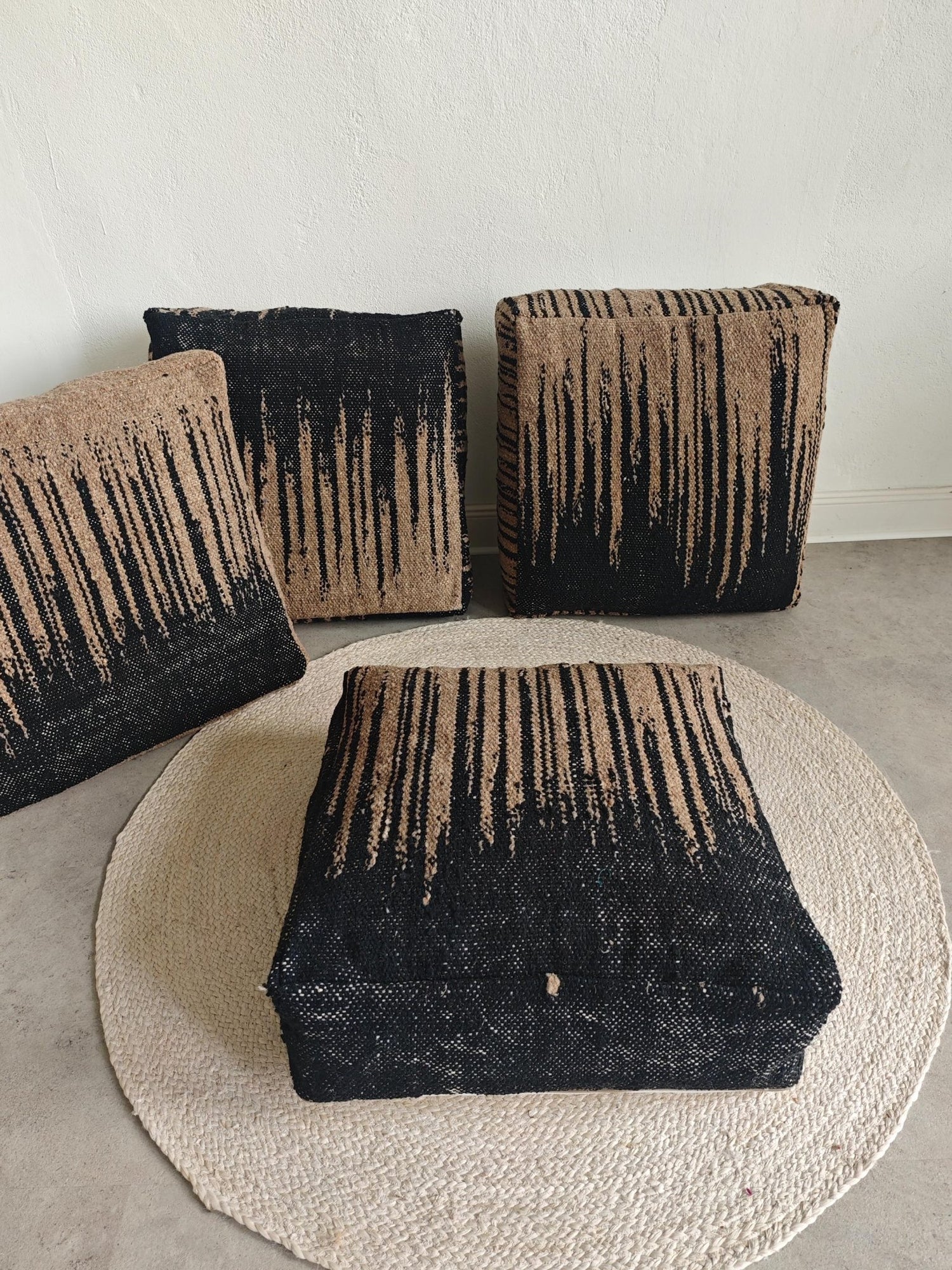 Moderner Pouf Schwarz Natur, Handgemachtes Bodenkissen Marokko, Minimalistisch Boho Interior - CocosyBerlin