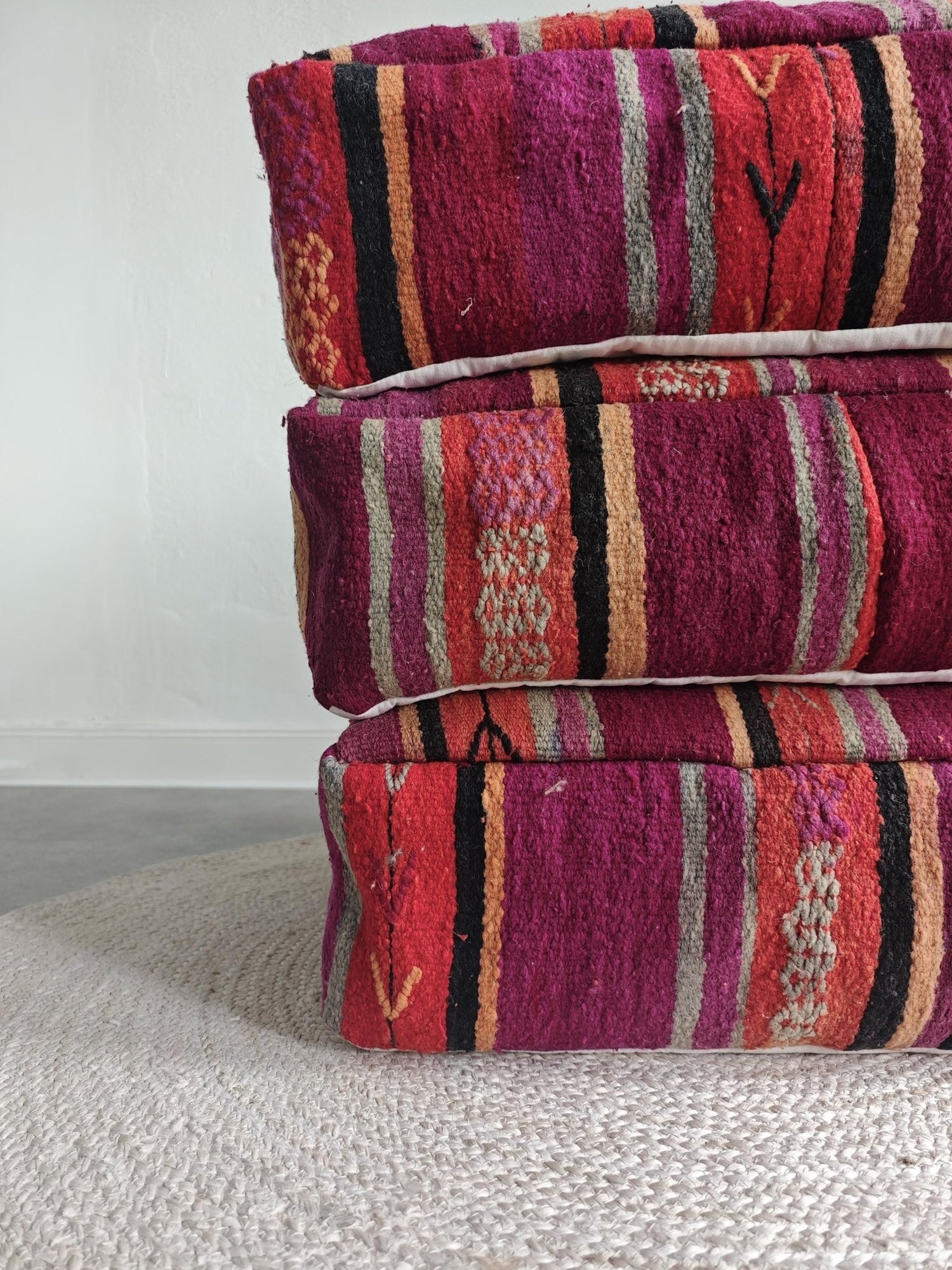 Marokkanischer Vintage Pouf, Berber Bodenkissen, Boho Sitzkissen aus Wolle, handarbeit - CocosyBerlin