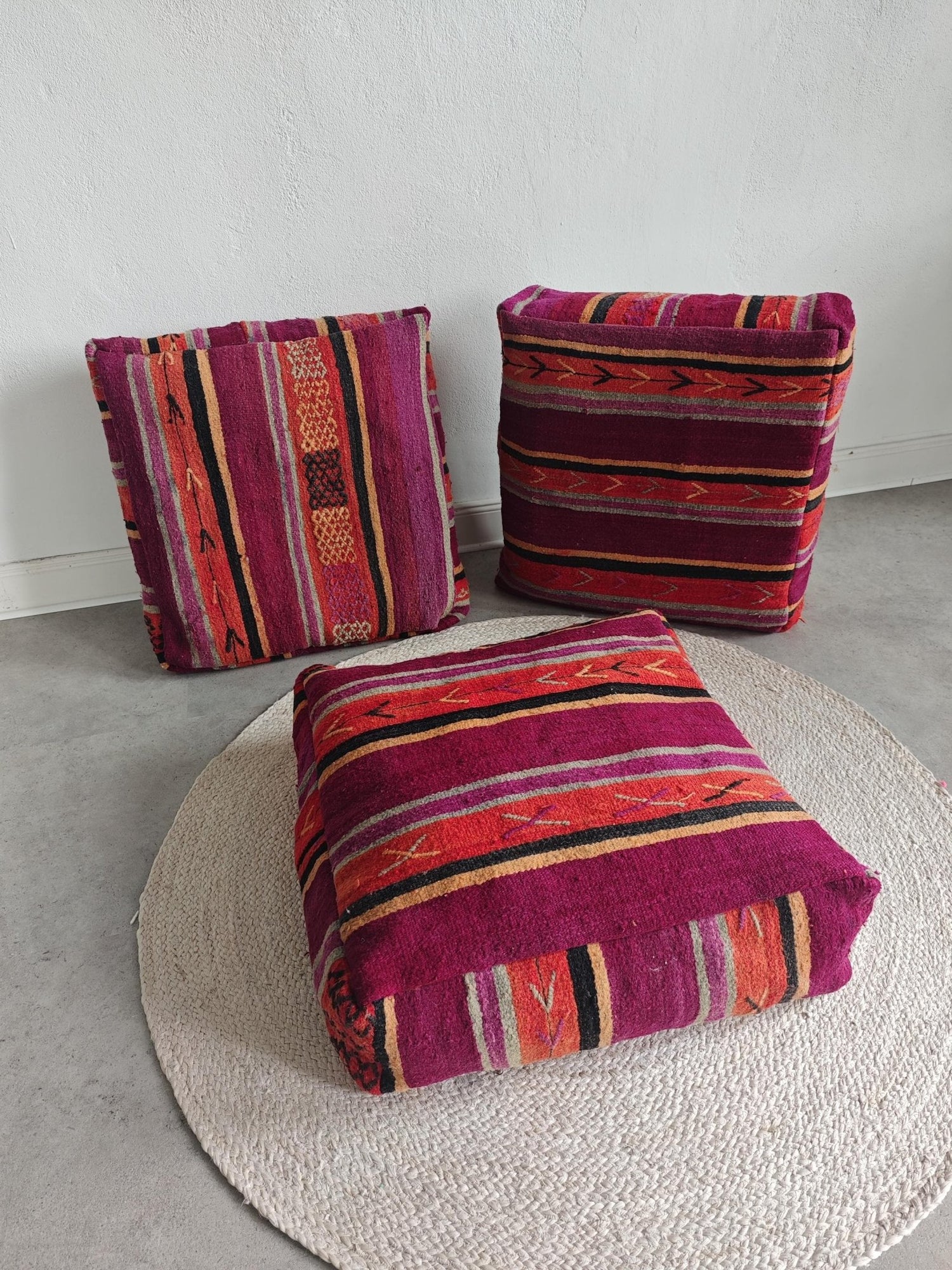 Marokkanischer Vintage Pouf, Berber Bodenkissen, Boho Sitzkissen aus Wolle, handarbeit - CocosyBerlin