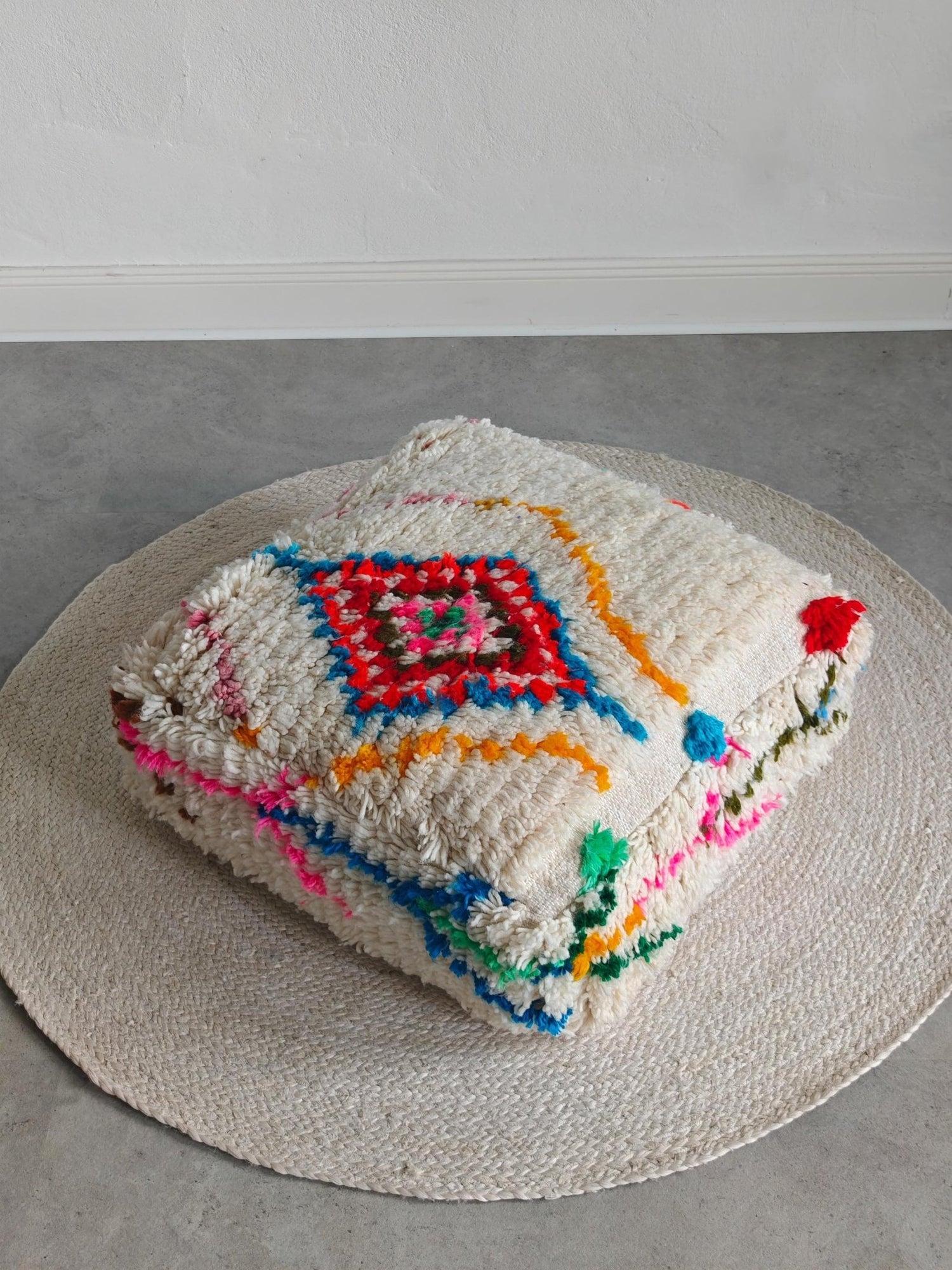 Beni Ourain Pouf aus Wolle, Handgemachtes Bodenkissen Marokko, Bunter Boho Pouf - CocosyBerlin