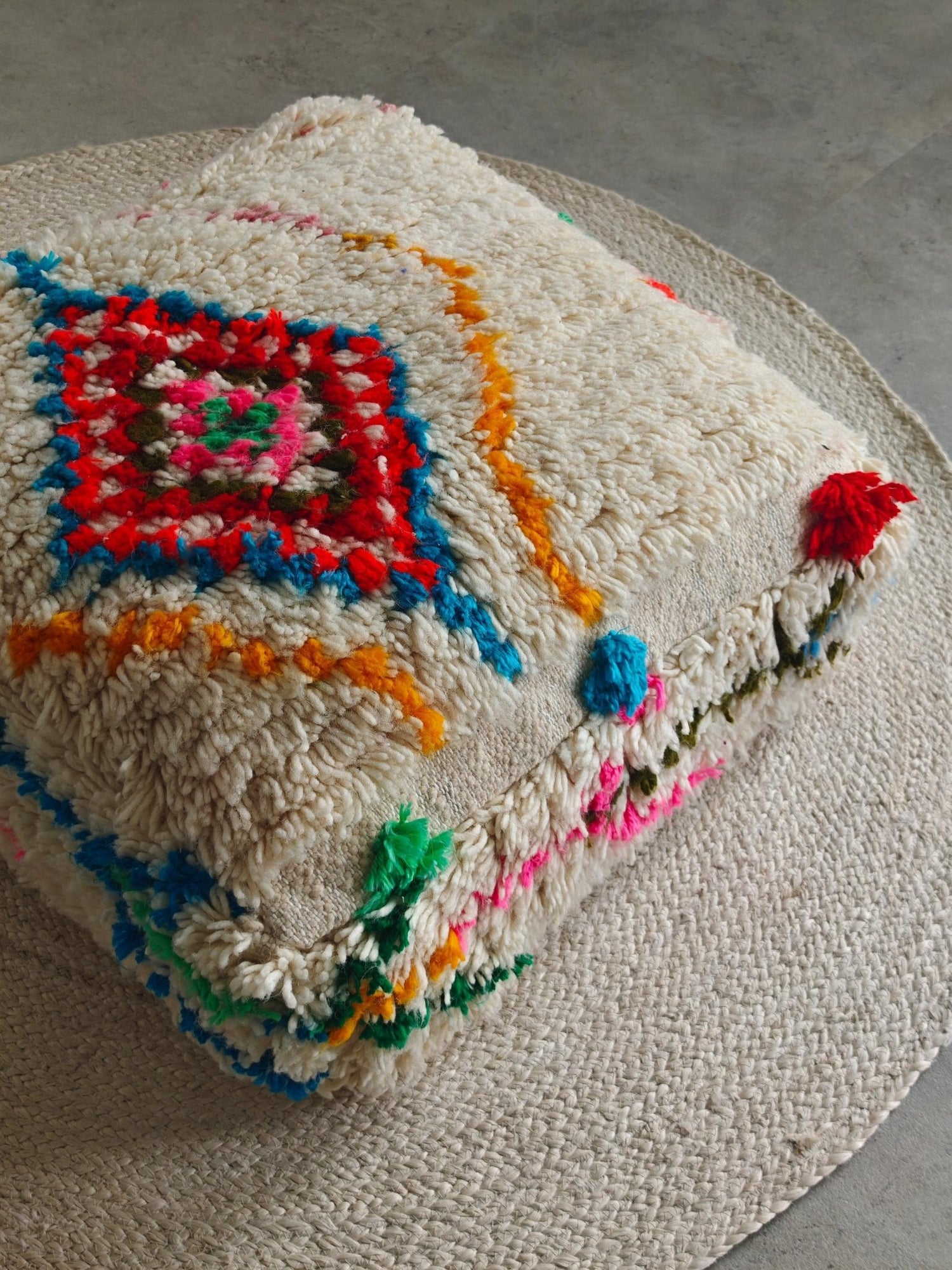 Beni Ourain Pouf aus Wolle, Handgemachtes Bodenkissen Marokko, Bunter Boho Pouf - CocosyBerlin