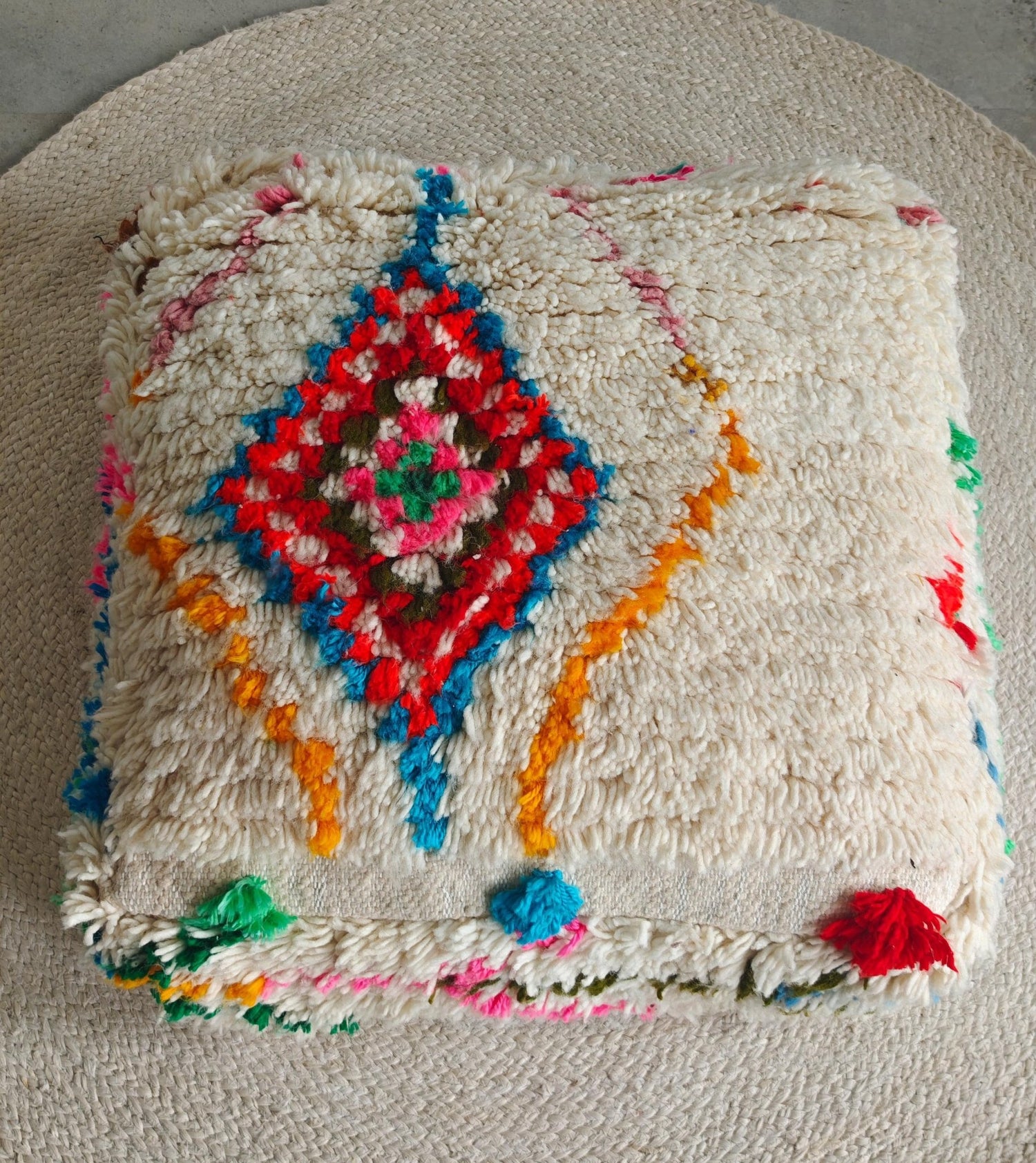Beni Ourain Pouf aus Wolle, Handgemachtes Bodenkissen Marokko, Bunter Boho Pouf - CocosyBerlin
