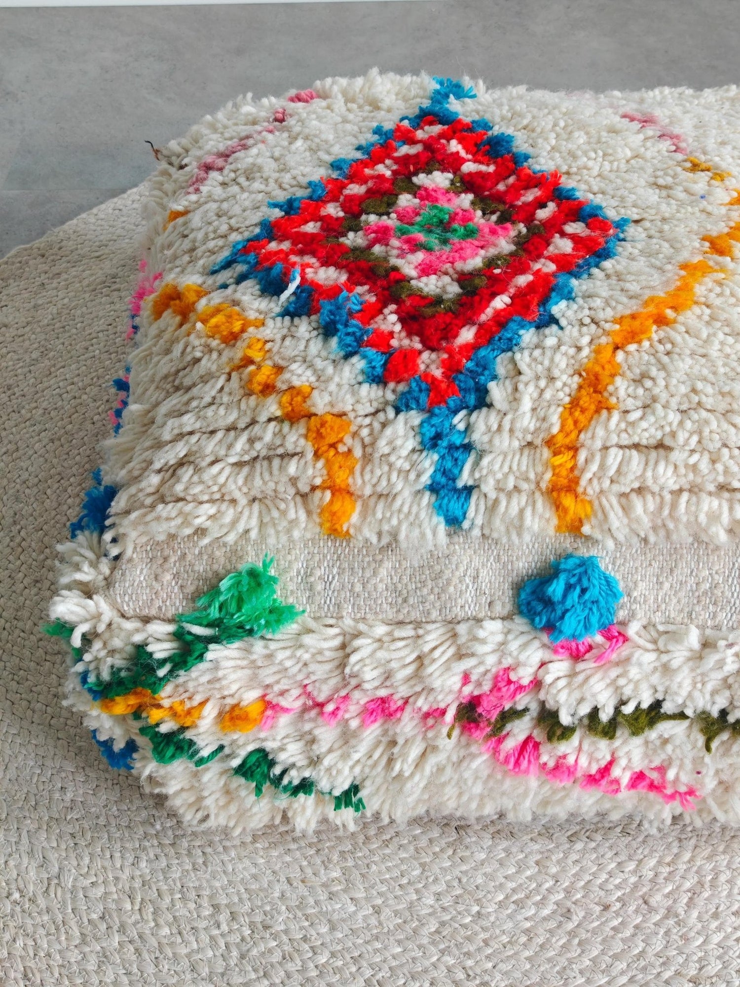 Beni Ourain Pouf aus Wolle, Handgemachtes Bodenkissen Marokko, Bunter Boho Pouf - CocosyBerlin