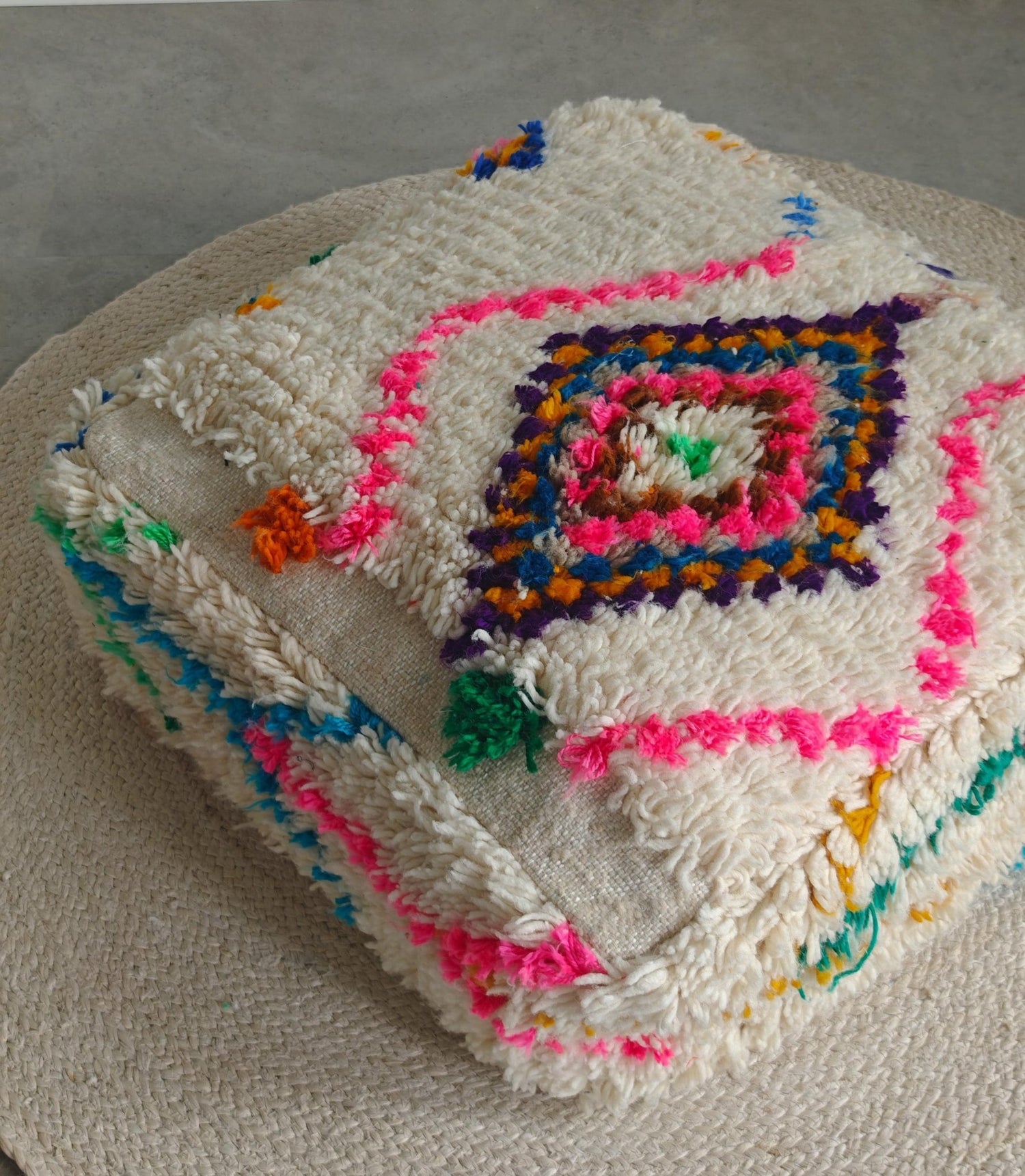 Beni Ourain Pouf aus Wolle, Handgemachtes Bodenkissen Marokko, Bunter Boho Pouf - CocosyBerlin