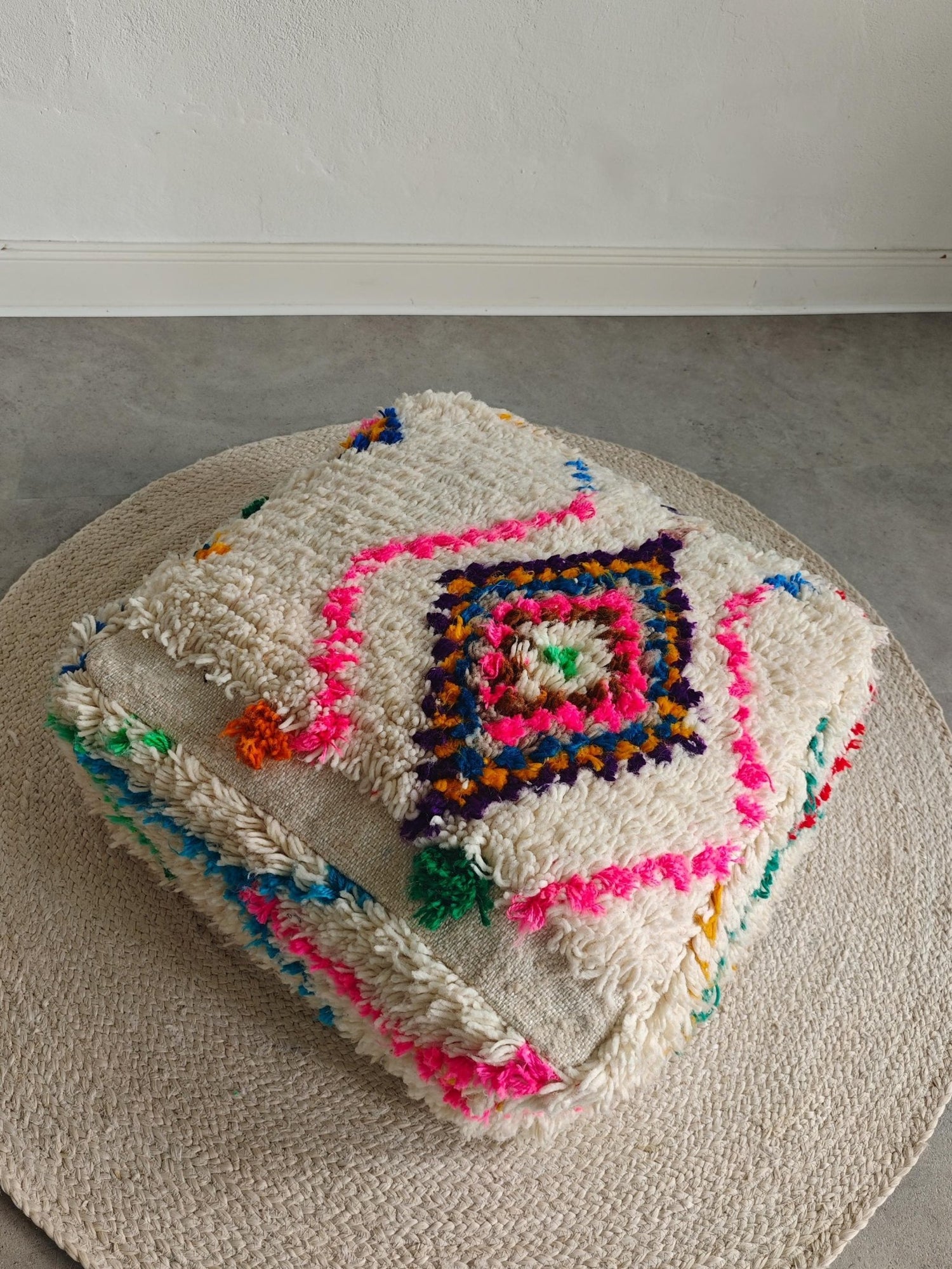 Beni Ourain Pouf aus Wolle, Handgemachtes Bodenkissen Marokko, Bunter Boho Pouf - CocosyBerlin
