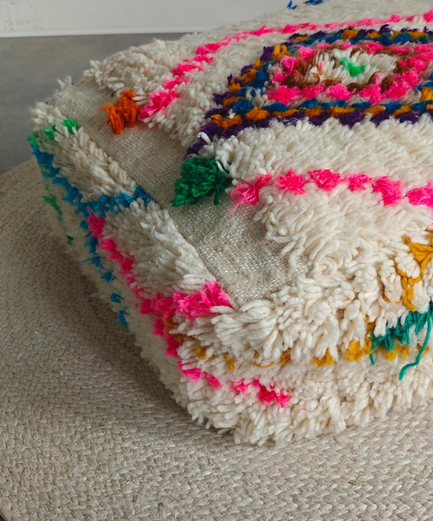 Beni Ourain Pouf aus Wolle, Handgemachtes Bodenkissen Marokko, Bunter Boho Pouf - CocosyBerlin