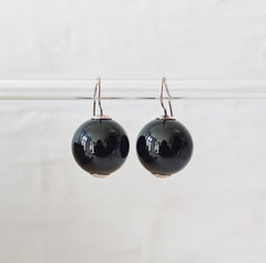 Ohrhänger aus Onyx und 925 Silber, Kugelohrringe, Edelstein Perlen Ohrringe schwarz, Minimal Dark Aesthetic - CocosyBerlin