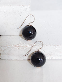 Ohrhänger aus Onyx und 925 Silber, Kugelohrringe, Edelstein Perlen Ohrringe schwarz, Minimal Dark Aesthetic - CocosyBerlin