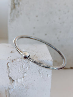 Statement Bali Armreif aus 925 Silber, Minimalistischer massiver Armreif, Kugelverschluß - CocosyBerlin