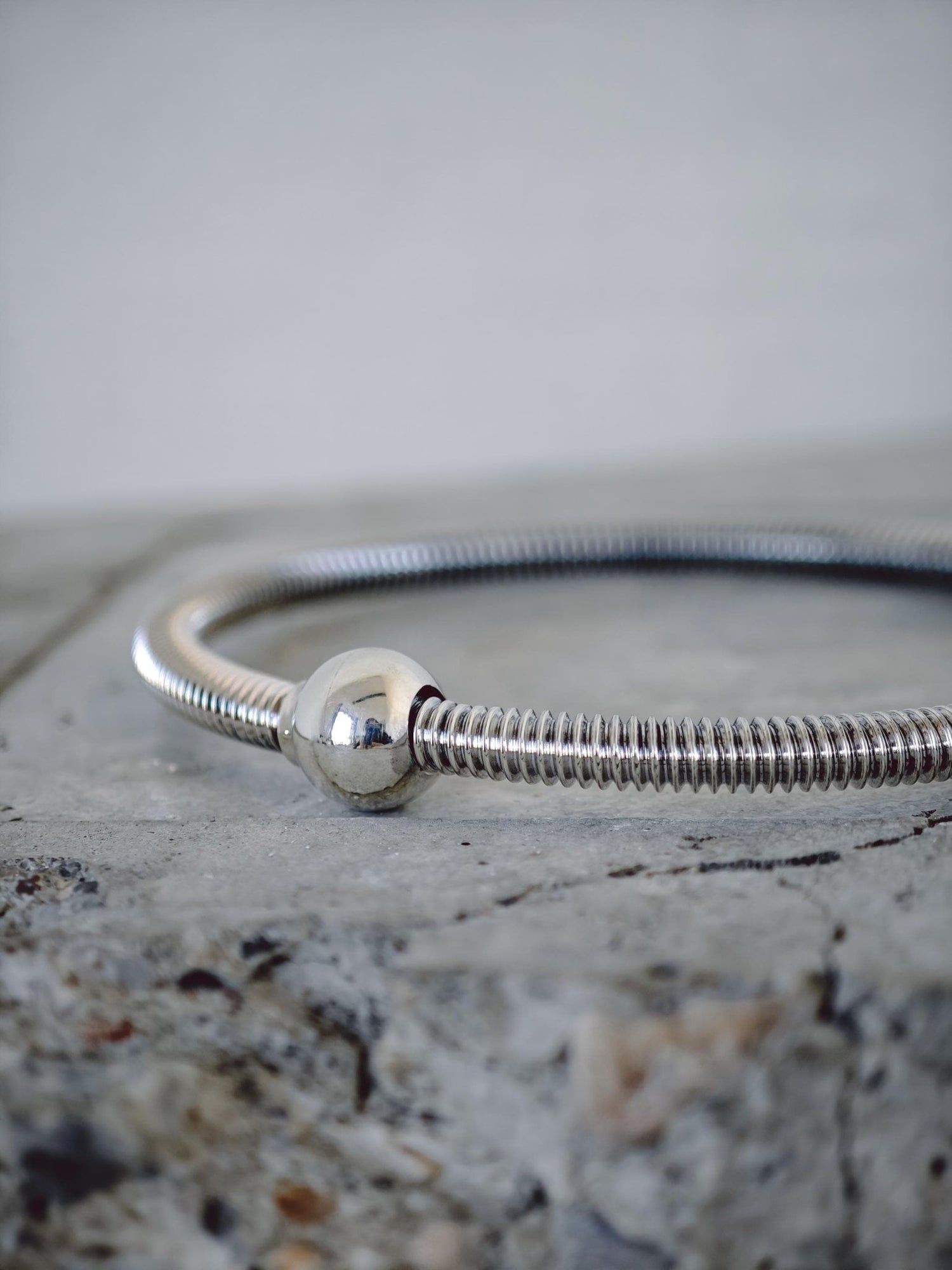 Statement Bali Armreif aus 925 Silber, Minimalistischer massiver Armreif, Kugelverschluß - CocosyBerlin