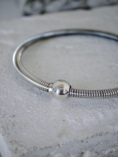 Statement Bali Armreif aus 925 Silber, Minimalistischer massiver Armreif, Kugelverschluß - CocosyBerlin